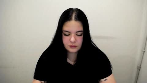 Snapshot of _trisha_li chatting on 10/27/25, 02:43 Trisha online show from 10/27/25, 02:43