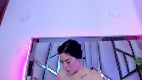 Snapshot of _valeria_saenz_ chatting on 10/06/25, 02:20 _valeria_saenz_ online show from 10/06/25, 02:20