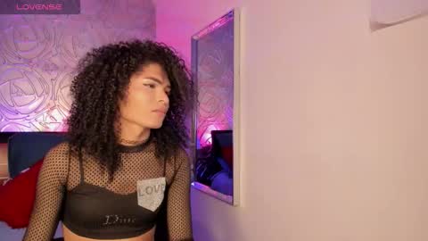 Snapshot of _vennuss_ chatting on 10/25/25, 05:37 Venus online show from 10/25/25, 05:37