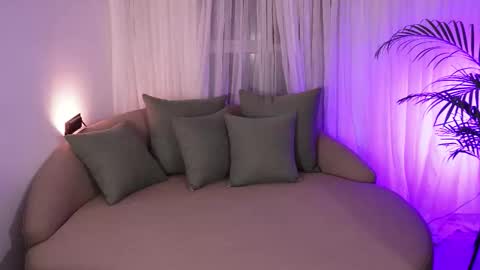 Snapshot of _victoria_florez chatting on 09/27/25, 01:21 VICTORIA online show from 09/27/25, 01:21