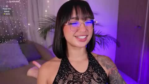 Snapshot of _victoria_florez chatting on 10/15/25, 01:17 VICTORIA online show from 10/15/25, 01:17