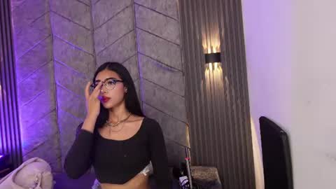Snapshot of _viollettenoir_ chatting on 06/15/26, 07:27 online show from 06/15/26, 07:27