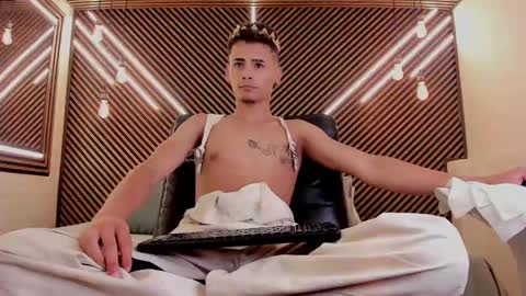  white fox  online show from 02/11/25, 04:33