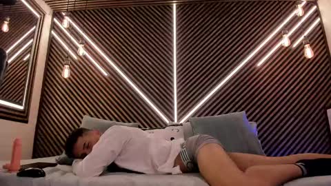  white fox  online show from 02/12/25, 05:58