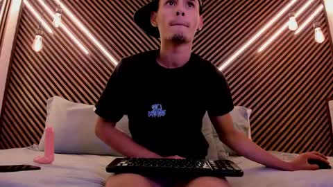 Snapshot of _white_fox_ chatting on 02/19/25, 07:39 white fox online show from 02/19/25, 07:39