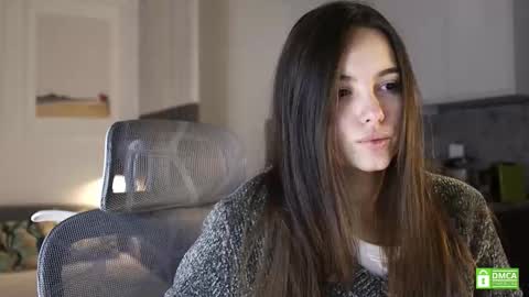 Snapshot of _whoareu_ chatting on 11/21/25, 11:20 Kristina online show from 11/21/25, 11:20