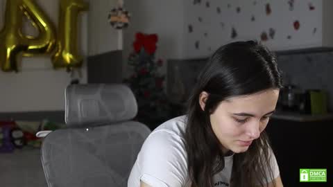 Snapshot of _whoareu_ chatting on 12/14/25, 11:48 Kristina online show from 12/14/25, 11:48