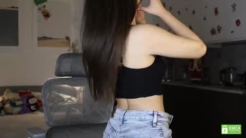 Snapshot of _whoareu_ chatting on 12/17/25, 12:22 Kristina online show from 12/17/25, 12:22