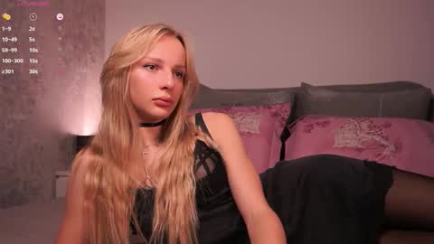 Snapshot of _your_fenka_ chatting on 09/17/25, 04:41 Fenka online show from 09/17/25, 04:41