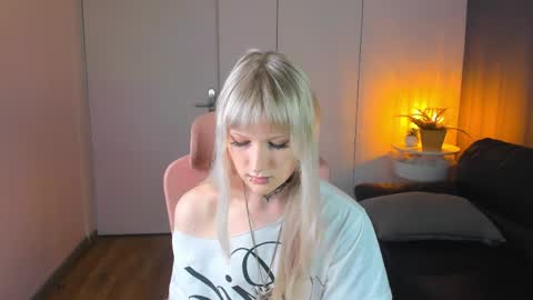 Snapshot of _yummi_ chatting on 04/04/26, 07:22 Emy online show from 04/04/26, 07:22