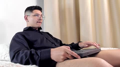 Snapshot of a_lejandro_08 chatting on 02/08/25, 09:35 alejo online show from 02/08/25, 09:35