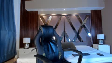 Snapshot of aaron_whitee chatting on 12/06/24, 12:23 Aaron online show from 12/06/24, 12:23