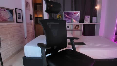 Snapshot of aaron_whitee chatting on 12/16/24, 11:39 Aaron online show from 12/16/24, 11:39