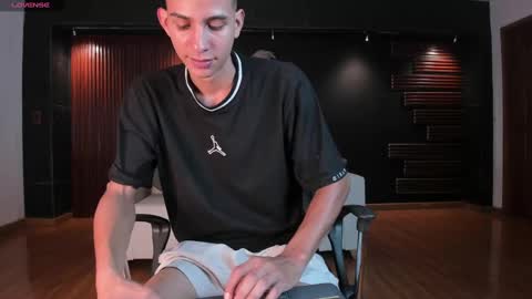 Snapshot of aaron_whitee chatting on 12/27/24, 12:50 Aaron online show from 12/27/24, 12:50