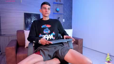 Snapshot of aaron_whitee chatting on 12/17/25, 11:38 Aaron online show from 12/17/25, 11:38