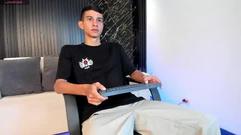 Aaron online show from 04/12/26, 01:27