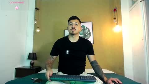 Snapshot of aaron_williams09 chatting on 03/05/25, 03:51 Your aron online show from 03/05/25, 03:51