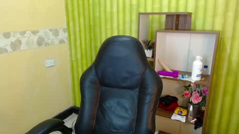 Snapshot of aaronbakers chatting on 12/19/24, 08:02 im NiallDun online show from 12/19/24, 08:02