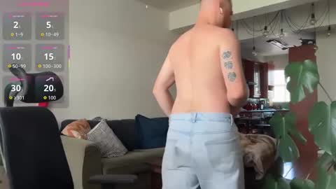 Snapshot of aaronstone_ chatting on 10/31/25, 09:54 Scrufffypup online show from 10/31/25, 09:54