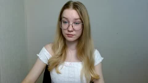 Abby Lovense is active online show from 11/08/25, 10:37