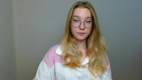 Abby Lovense is active online show from 11/18/25, 11:03