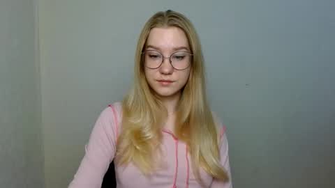 Abby Lovense is active online show from 11/23/25, 11:10