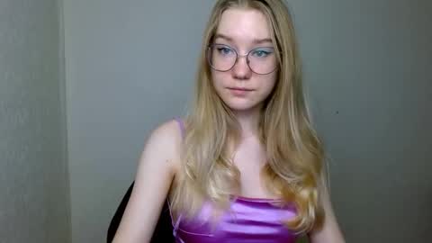 Abby Lovense is active online show from 11/30/25, 11:58