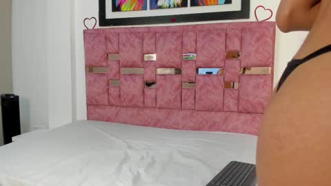 Snapshot of abella_lov chatting on 10/20/25, 12:27 abella_lov online show from 10/20/25, 12:27
