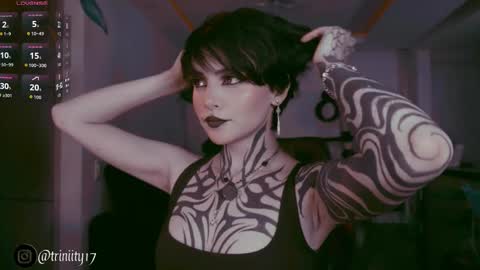 Snapshot of abril__colen chatting on 12/19/25, 10:28 April online show from 12/19/25, 10:28