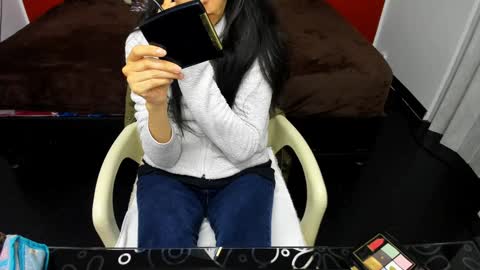 Snapshot of abrillee1 chatting on 12/13/24, 07:43 ABRIL online show from 12/13/24, 07:43