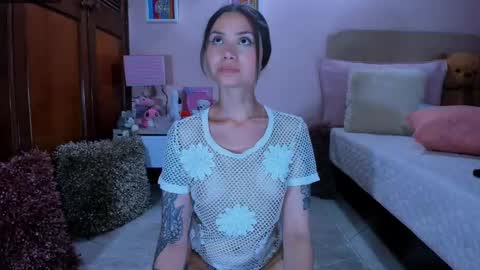 Snapshot of abrilrussell_ chatting on 09/27/25, 03:22 Abril online show from 09/27/25, 03:22