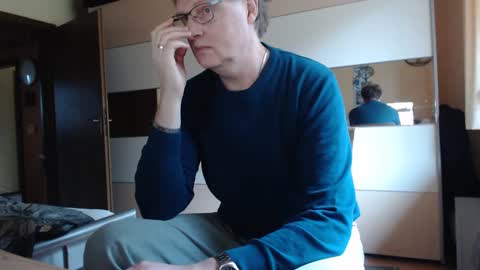 Snapshot of ach471 chatting on 12/10/24, 10:17 ach471 online show from 12/10/24, 10:17