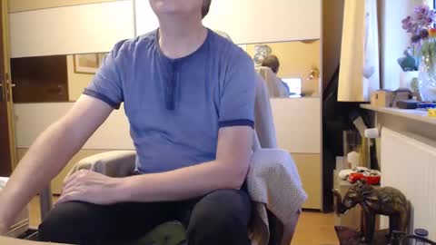 Snapshot of ach471 chatting on 12/04/25, 08:23 ach471 online show from 12/04/25, 08:23