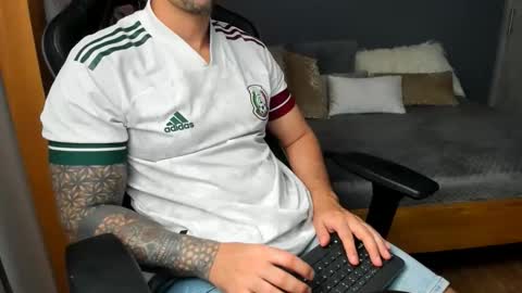 Snapshot of adam_clarke chatting on 06/11/26, 02:53 adam clarke online show from 06/11/26, 02:53