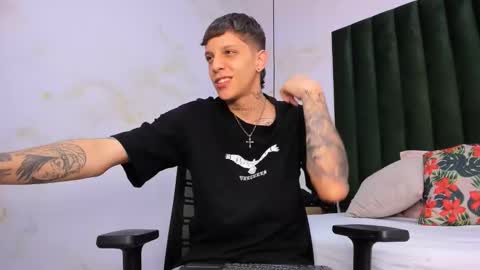 Snapshot of adam_hard_ chatting on 09/18/25, 08:33 Adam online show from 09/18/25, 08:33