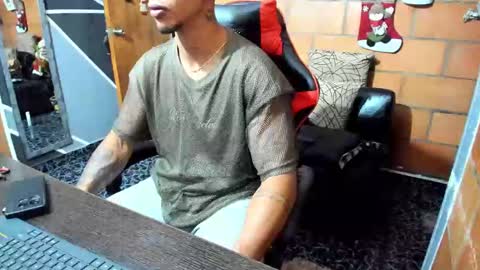Snapshot of adam_valencia chatting on 12/29/24, 03:44 Adam Valencia online show from 12/29/24, 03:44