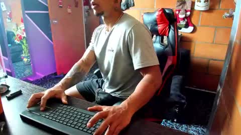 Snapshot of adam_valencia chatting on 12/30/24, 05:23 Adam Valencia online show from 12/30/24, 05:23