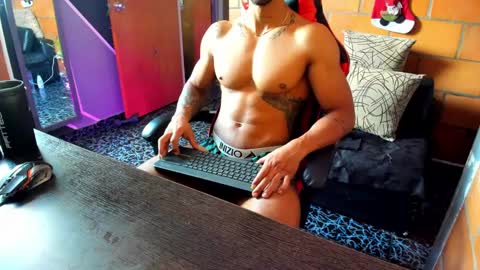 Snapshot of adam_valencia chatting on 01/08/25, 04:33 Adam Valencia online show from 01/08/25, 04:33