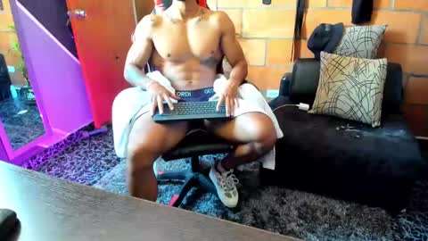 Snapshot of adam_valencia chatting on 03/08/25, 03:24 Adam Valencia online show from 03/08/25, 03:24