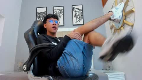 Adams Bobby online show from 04/12/26, 11:04