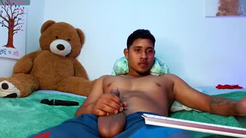 Snapshot of adams_niki chatting on 02/20/25, 08:17 ADAMS Y NIKI online show from 02/20/25, 08:17