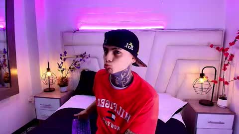 Snapshot of adamswalkerr_ chatting on 02/11/26, 12:32 AdamsWalkerr online show from 02/11/26, 12:32