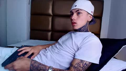 Snapshot of adamswalkerr_ chatting on 02/13/26, 12:56 AdamsWalkerr online show from 02/13/26, 12:56