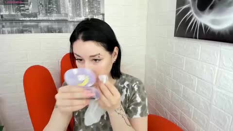 Snapshot of adell_berry chatting on 02/21/25, 08:18 Adel online show from 02/21/25, 08:18