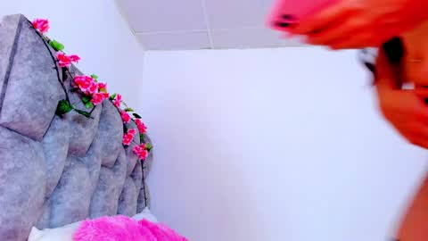 Snapshot of adhara__evanss chatting on 02/18/25, 10:14 online show from 02/18/25, 10:14