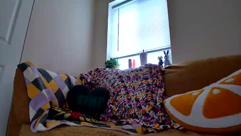 Snapshot of adorequeenbunny chatting on 12/14/25, 08:24 Queen Bunny online show from 12/14/25, 08:24