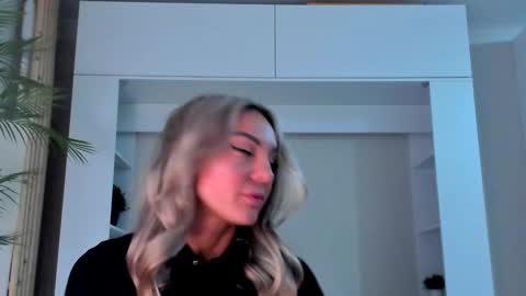 Snapshot of adriana_coy_ chatting on 01/22/25, 06:10 Adriana online show from 01/22/25, 06:10