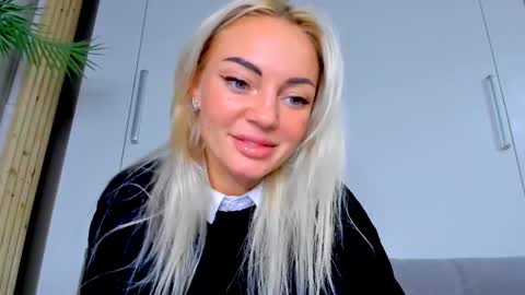 Snapshot of adriana_coy_ chatting on 10/10/25, 04:06 Adriana online show from 10/10/25, 04:06