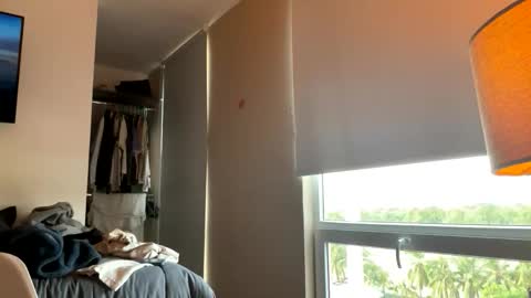 Snapshot of adriannn222 chatting on 11/30/25, 01:48 adriannn222 online show from 11/30/25, 01:48