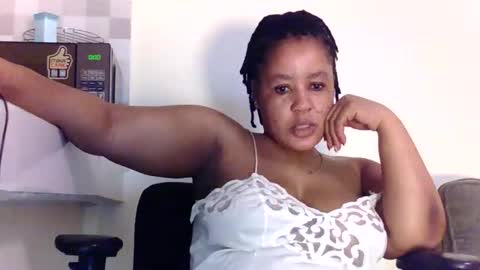 Snapshot of african005 chatting on 12/22/25, 11:24 loise online show from 12/22/25, 11:24